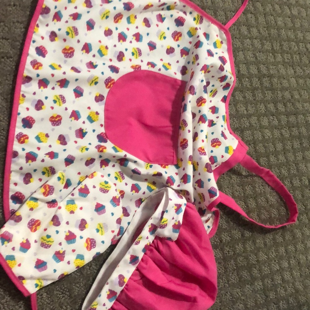 Pink and white cupcake apron with a matching mitten and and chef’s hat.